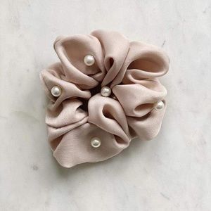 NEW Anthropologie scrunchie light pink & pearl detail OS hair accessories